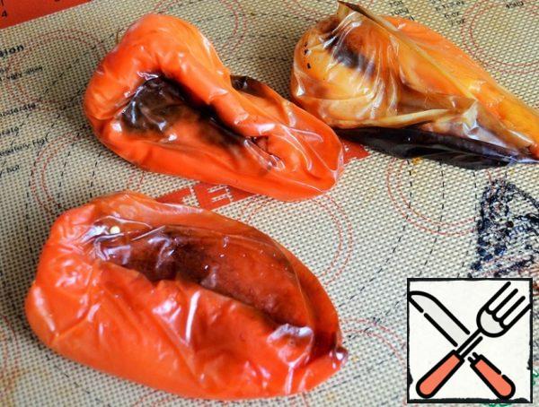 Prepare the pickled peppers in advance.
Wash the peppers, dry them, and bake them in the oven at 200 degrees for 20-30 minutes.
Put the hot peppers in a bag, tie and let cool.