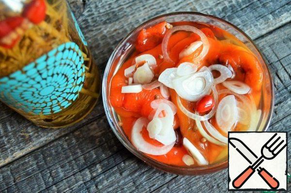 Cut a little onion, peel the peppers, put them in a glass container, pour vinegar tincture or 6% vinegar. Remove for 1-12 hours.