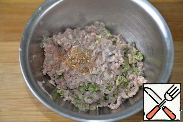 Add salt, a mixture of peppers and chili pepper to the minced meat, mix everything thoroughly.