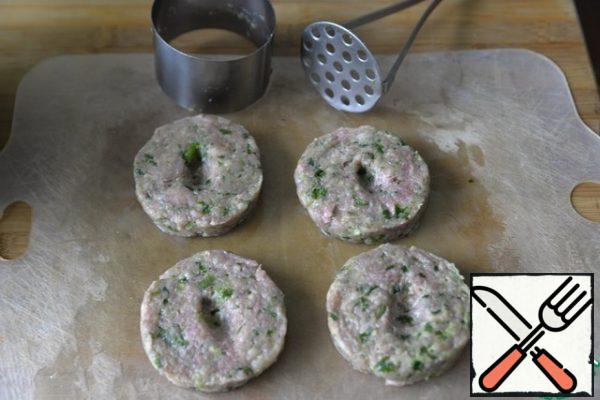 Since grilled meatballs are made without bread (crackers), I suggest greasing the Board with oil for forming. It is convenient to make neat cutlets using a cooking ring and a pusher. In ready-made cutlets, make a hole with your finger, then the cutlets will be juicier, the juice will accumulate in the hole.