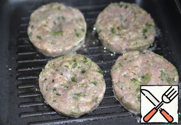 We cook cutlets on the grill on a picnic or grill pan at home.