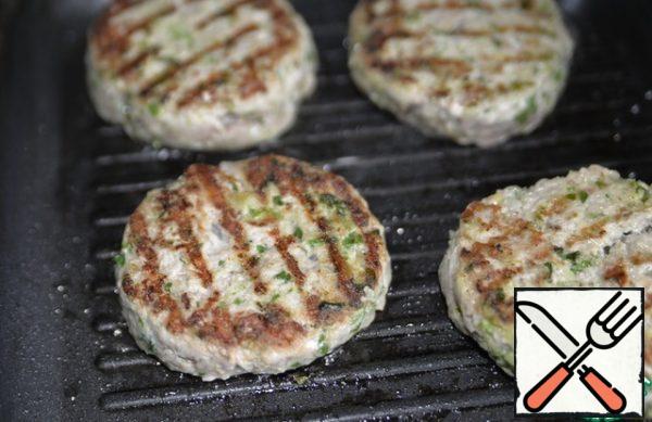 Cutlets are fried on burnt coals or medium heat on both sides, the total time is about 15 minutes.