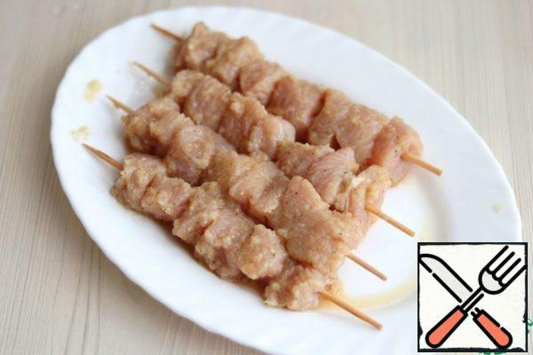 Skewers for skewers pour water and stand for a few minutes, then string them with cubes/pieces of Turkey breast fillet. 