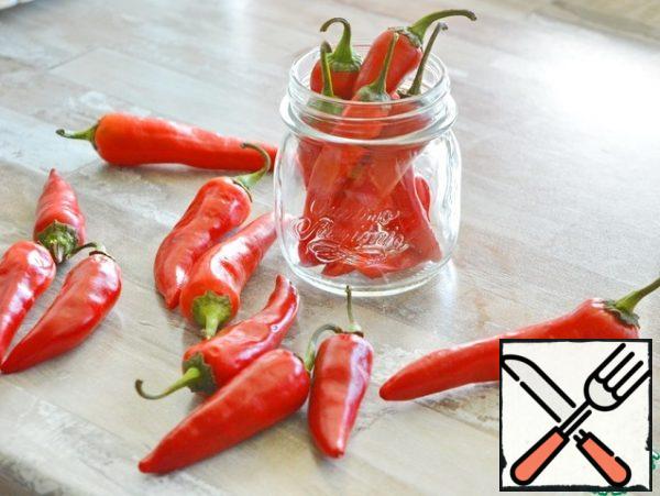 You can take red, green or a mixture of them. Wash it well and dry it. The peppercorns remain intact.