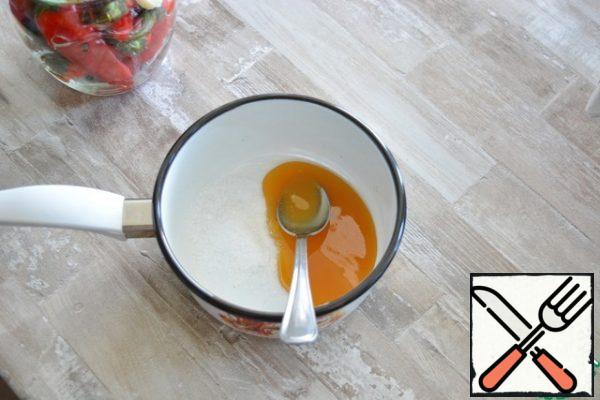Add salt and honey to the ladle. Drain the water from the jar here, bring to a boil, and pour the vinegar essence into this marinade.