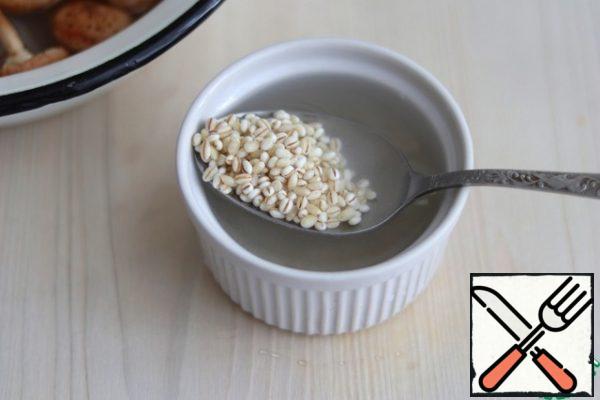 Soak 3 tablespoons of pearl barley in water for 20-30 minutes.