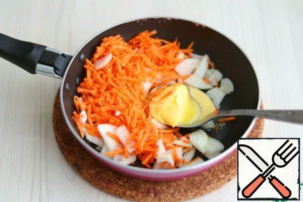 While the pearl barley and mushrooms are cooking, you can start sauteing carrots and onions. Add the butter (1 tablespoon) to the pan, add the onion chopped into half rings (1 PC.) and the carrots cut into strips. Saute the onion and carrot until light Golden brown.