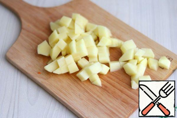 Potatoes (2 PCs.) cut into cubes. Add the potatoes to the mushroom broth and cook the potatoes until tender. Then add the sauteed onions and carrots, add marjoram, salt and ground black pepper to taste, add Bay leaf. Let the soup boil for a few more minutes and remove from the heat. Let stand for 10-15 minutes.
