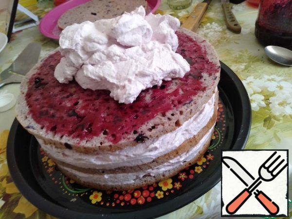 As soon as all the ingredients for the cake are ready, we start collecting it. I additionally smear jam syrup on the cakes for impregnation, alternating them with a layer of cream.