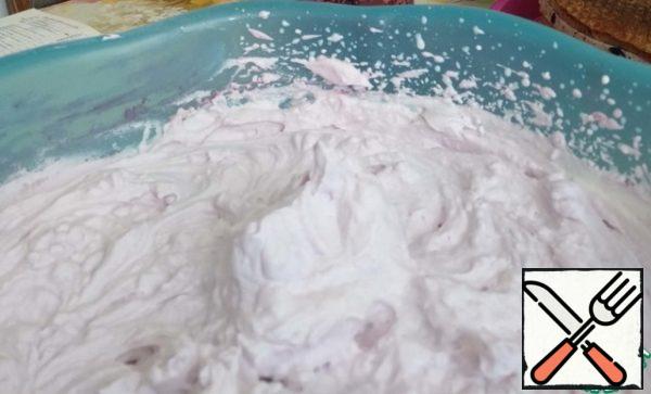 If you need to add gelatin to the cream, then do this:
Fill the gelatin with a small amount of water or milk, leave to stand for swelling 25-30 minutes.
Put on a low heat, stirring, until the granules are completely dissolved. But, in any case, not to boil.
Cool at room temperature.
Pour the cooled gelatin in a thin stream into the whipped cream, continuing to beat them.
It is advisable to prepare the gelatin before we start whipping the cream, so that it is already ready.
Cream can also be made from sour cream, mixing it with currant jam - you will also get a good option, a little simpler, but no less delicious. Or make any other cream to taste, adding currant syrup.