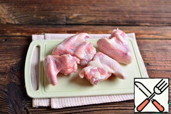 Cut off a thin joint from the wings, wash it, and dry it with a paper towel.