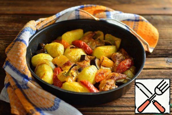 Close the form tightly with foil and bake at 200 degrees for 30 minutes.
Then remove the foil and bake until the crust is formed and the potatoes are ready (check with a skewer) for another 15-20 minutes with convection is desirable.