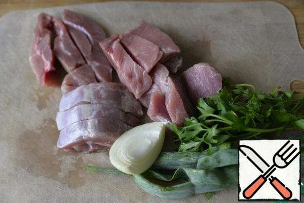For cooking, you can take any Turkey fillet, I prefer - thigh.
Twist the thigh fillet with green and onion and parsley in a meat grinder.