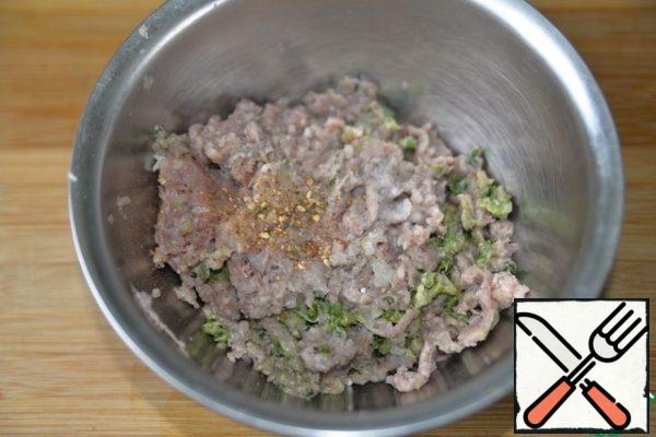 Add salt and pepper mixture to the minced meat and mix well.