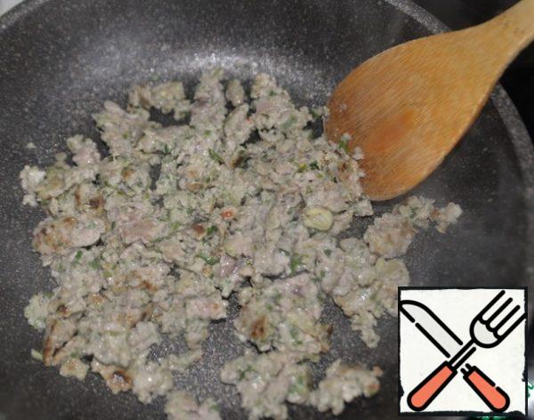 Fry the minced meat in vegetable oil until tender over medium heat.