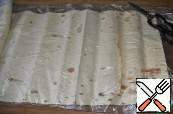 This snack is recommended to cook at home, and on a picnic to warm up on the grill. We take pita bread, I have a wheat roll. I like it better, not so dry.