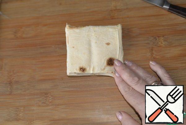 And then the upper ones. We do it tightly so that the envelope does not fall apart.
In this form, we bring the envelope to a picnic and bake it on the grill on burnt coals.