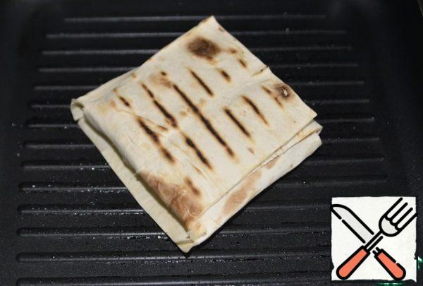 Bake the envelope on both sides until beautiful stripes, 1-2 minutes on each side.