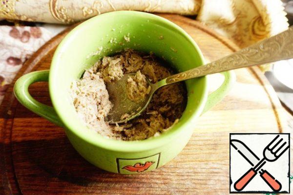 Add a few spoons of broth to the meat. Stir. Add more broth and mix again. And so on until we get the creamy consistency of the pate.