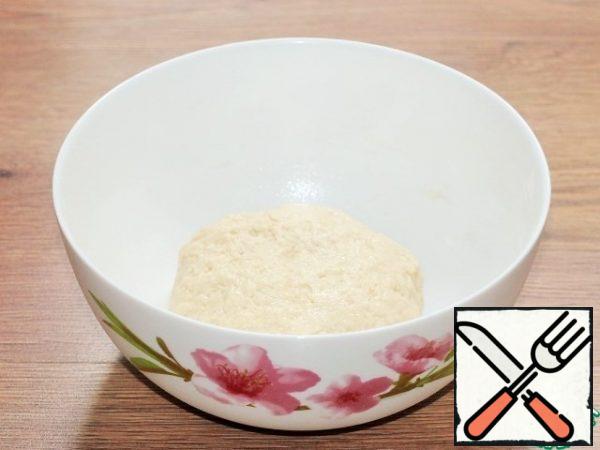 Make dough. Lubricate the dough and bowl with vegetable oil and cover with a film. Put the bowl in a warm place to approach the test 2.5 times.
