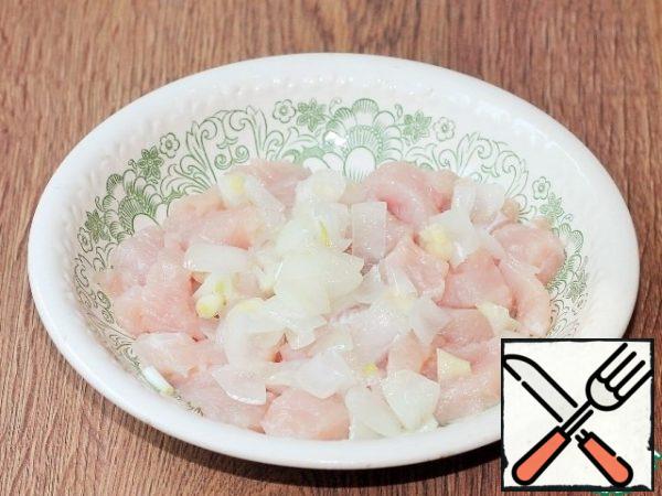 Onions and cloves of garlic, peeled and sliced, onion - diced, garlic slices. In vegetable oil (2 tablespoons), fry the onion and garlic until transparent. Put the onion and garlic in a bowl with the Turkey and mix. Garlic oil is left.