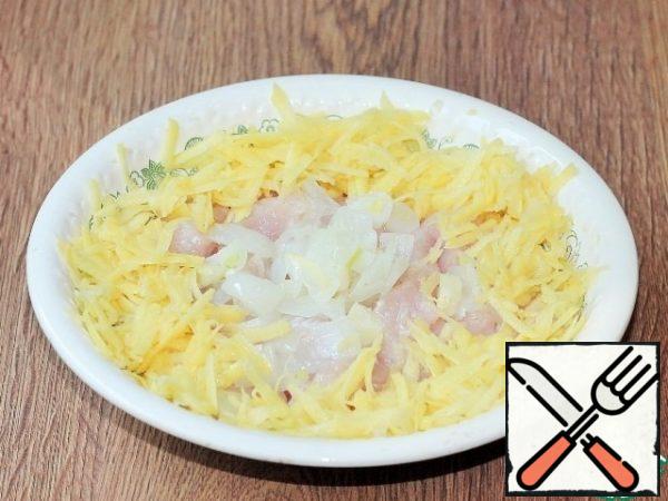 Peel a small potato tuber and grate it on a coarse grater. Mix the meat mixture with the potatoes and grind in the bowl of a blender until smooth.