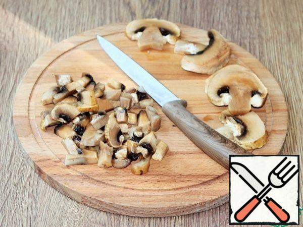 Finely chop the mushrooms and fry in garlic oil with the addition of butter (2 tablespoons).