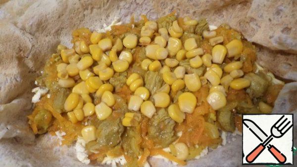 Add the corn, top again with cheese and butter pieces.