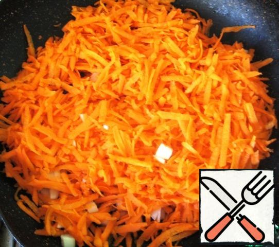 Heat the vegetable oil in a frying pan and send the onions and carrots to fry over low heat. Do not forget to mix periodically.