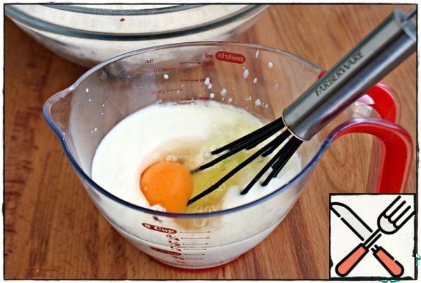 Add the egg to the yogurt and mix well.