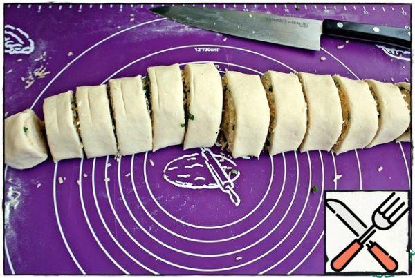 Cut the roll in half, then each half into six more equal parts. On the left half of the notch - do not pay attention, I still could not aim, which did not affect the quality of the product in any way, it can even be called "the artist's signature on the picture"...