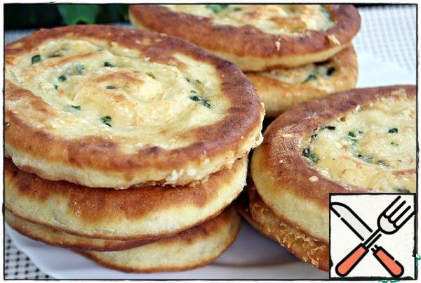 Put the finished tortillas on paper towels to remove excess oil. These snails are good because they can be fried not only in oil, but also in a dry pan, and also baked in the oven. In these cases, they must be smeared with butter on top - the oil makes them soft, fragrant, and does not allow them to become stale.