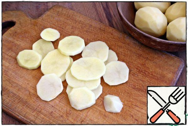 Potatoes are cleaned, cut into circles about three millimeters thick.