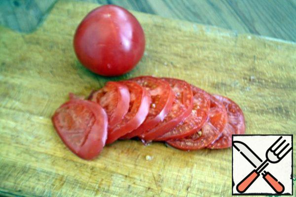 Cherry tomatoes cut in half, the usual cut into circles.