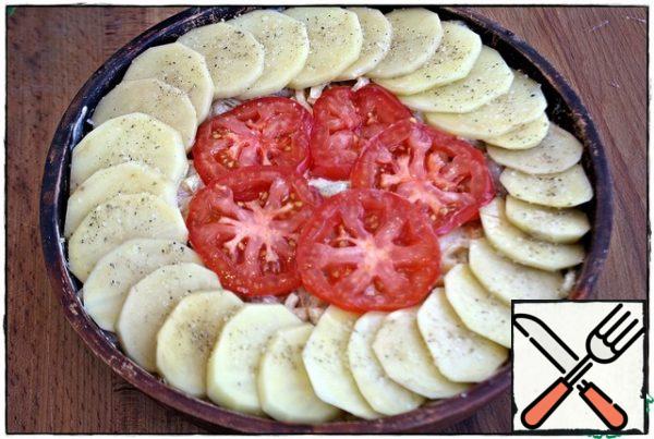 Spread the remaining potatoes in a circle, salt and pepper if desired, and place the tomatoes tightly in the center. If you spread the cherry, then cut up. Put the remaining tomatoes on the potato circle, but now cherry cut down. Don't salt tomatoes.