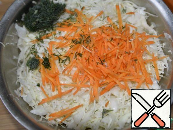 Add to the cabbage grated carrots, chopped dill, mix.
