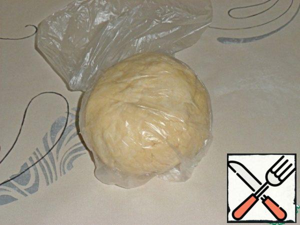 Mix the flour with salt and RUB with your hands and butter until crumbs. Add the egg and knead the dough. If it does not roll into a ball, add a spoonful of cold water. If it is too soft, add a little flour. Put in the refrigerator for 1 hour.