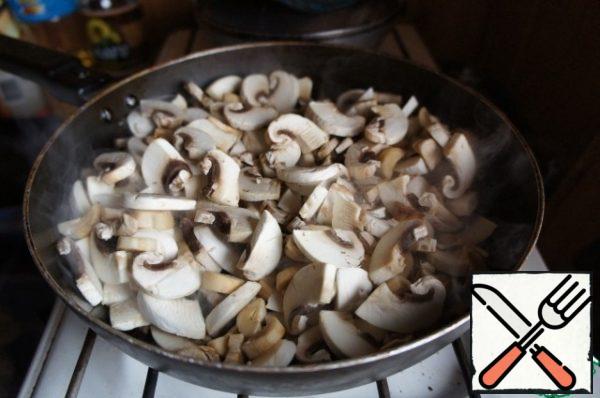 Cut the mushrooms into slices and fry in oil until the liquid evaporates. Season with salt and pepper.
