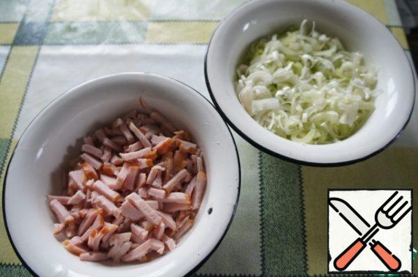 Cut the leeks into rings and rinse with cold water, let it drain well. Cut the meat into strips.