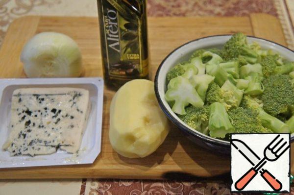 Prepare the vegetables. Wash them and clean them. Separate the broccoli into small florets.
