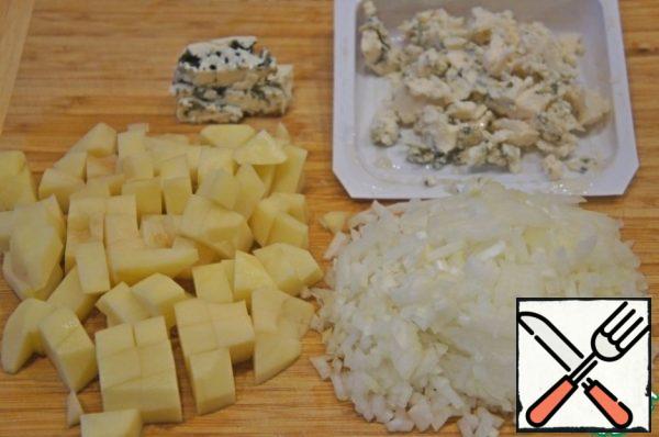 Cut the potatoes into cubes and chop the onion. Crumble the cheese or mash it with a fork.