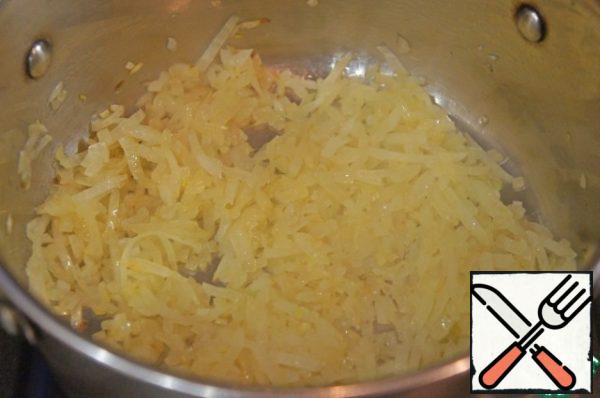 Fry the onion in olive oil in a thick-bottomed pan for 5 minutes.