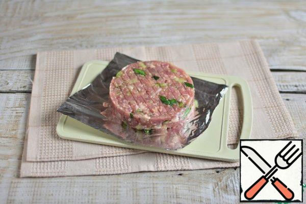 Flatten the minced meat with a press, without forming a hole and take out the semi-finished Burger on foil or paper. Similarly, form 2 more burgers.
If there is no such press, it does not matter, you can form burgers with filling and manually (like zrazy), then press a little.