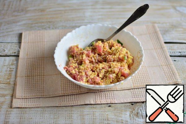 Add 3-4 tablespoons of undercooked millet to the minced meat (to taste) and lay out.