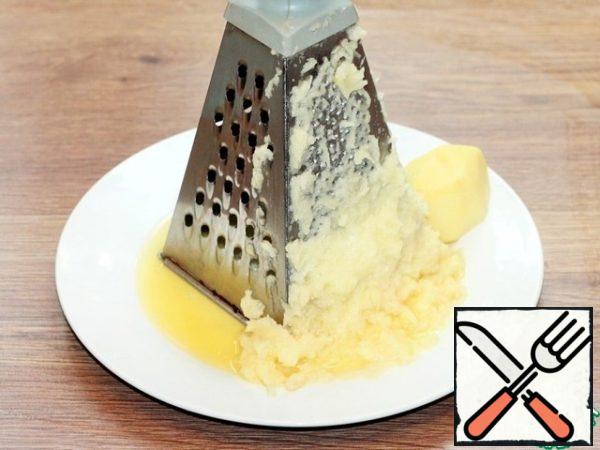 Grate the potatoes on a fine grater and add to the milk mixture.