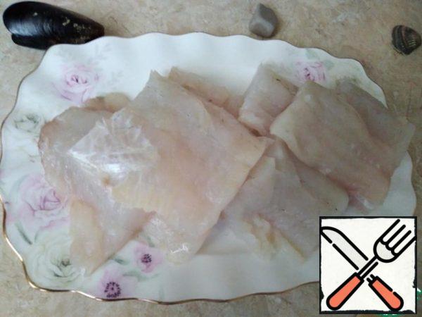 Prepare the fish fillet: wash and dry with paper napkins. Cut into portions.