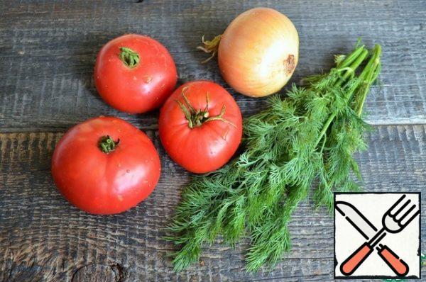 Wash the vegetables and herbs. Cut the onion into half rings.
Peel the tomatoes and cut them into thin rings.