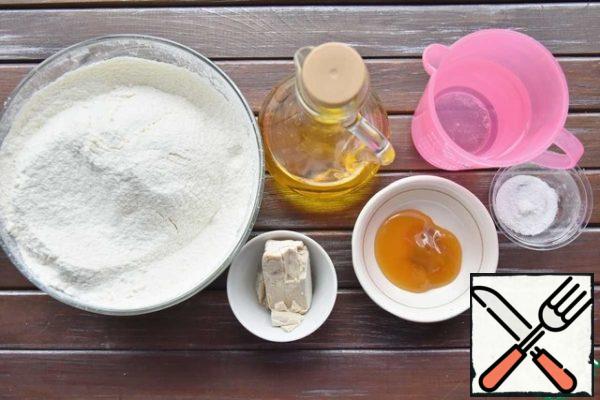 While the Turkey is being baked, you can prepare the dough for steamed buns.
Stir honey and yeast in warm water. Wait for the appearance of the foam cap and increase the mass in volume. Pour the sourdough into a bowl with sifted flour mixed with salt. Pour in the vegetable oil.