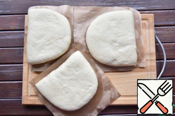 Under each bun, put another piece of paper on the bottom. Thus, for each bun there are two paper blanks.
Cover the prepared rolls and leave to proofread at room temperature.