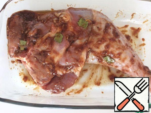 Very well cover our leg with marinade. Cover the container with a film and put it in the refrigerator for a day (at least overnight).